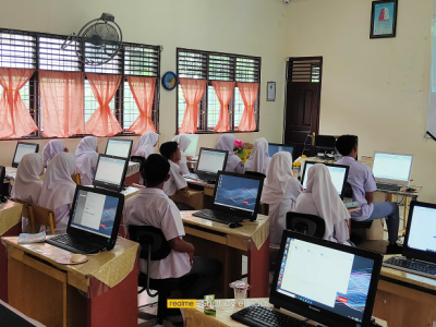 Pembelajaran MTK menggunakan IT di Lab. Komputer Al Khawarizmi